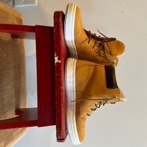 Timberland boots 9.5 very gently worn condition 💫unisex🇺🇸💰💰💰